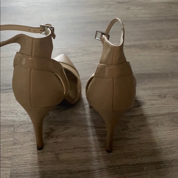 Marc Fisher size 10 beige color. - Picture 2 of 3